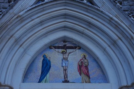 Foto de Castelpetroso - Molise - Basilica Minore dell 'Addolorata Sanctuary - Detalle de las lunetas con los preciosos mosaicos que representan escenas religiosas. - Imagen libre de derechos