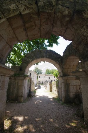 Sepino - Molise - Italie - Site archéologique d'Altilia : Porte d'accès à l'amphithéâtre