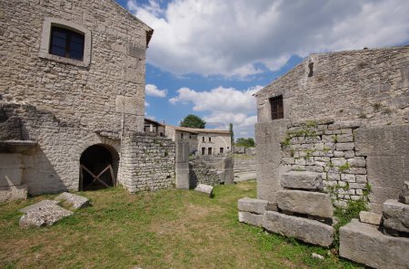 Una entrada al teatro, sitio arqueológico de Altilia, Sepino, Molise, Italia.
