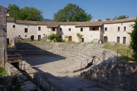 Blick auf das Theater in der archäologischen Stätte von Altilia in Sepino, Molise, Italien.