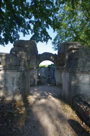 Sepino - Molise - Italia - Sitio arqueológico de Altilia: Puerta de acceso al anfiteatro