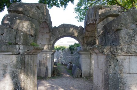 Sepino - Molise - Italia - Sitio arqueológico de Altilia: Puerta de acceso al anfiteatro