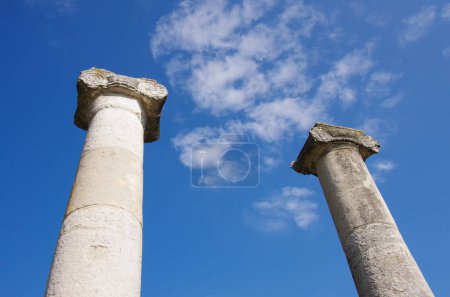 Restos de columnas de la época romana se destacan contra el cielo azul. Molise, Italia