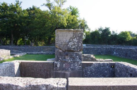 Fontana del Grifo situada en el yacimiento arqueológico de Altilia - Sepino, Molise, Italia.
