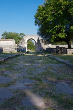 Sitio arqueológico de Altilia: Una de las cuatro puertas de acceso a la ciudad romana. Sepino, Molise, Italia