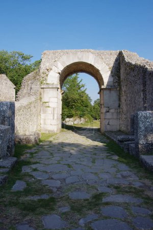 Sitio arqueológico de Altilia: Una de las cuatro puertas de acceso a la ciudad romana. Sepino, Molise, Italia