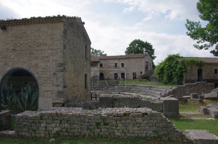 Site archéologique d'Altilia, Molise, Italie : Les bâtiments qui entourent la zone du musée