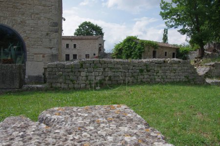 Archäologische Stätte von Altilia, Molise, Italien: Die Gebäude, die das Museumsgelände umschließen