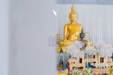 Téléchargez les photos : Statue de Bouddha dans le temple thaï, gros plan de la photo Vesak jour, Makabuja jour, Asalha puja jour - en image libre de droit