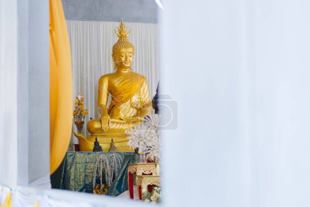 Téléchargez les photos : Statue de Bouddha dans le temple thaï, gros plan de la photo Vesak jour, Makabuja jour, Asalha puja jour - en image libre de droit
