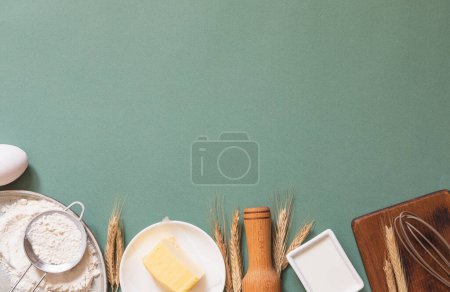 Foto de Marco de ingredientes alimentarios para hornear sobre un fondo verde pastel. Cocina plana con espacio de copia. Vista superior. Concepto de hornear. Burla.. - Imagen libre de derechos