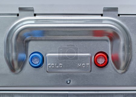 Téléchargez les photos : Machine à laver connexions d'eau froide et chaude - en image libre de droit
