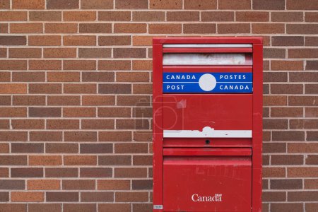 Foto de Stewiacke, Canadá - 29 de mayo de 2021: Canada Post Mailbox. Canada Post Corporation es el principal proveedor de servicios postales de Canadá y es una corporación de la corona. - Imagen libre de derechos