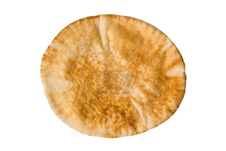 Pan tradicional de pita aislado sobre blanco