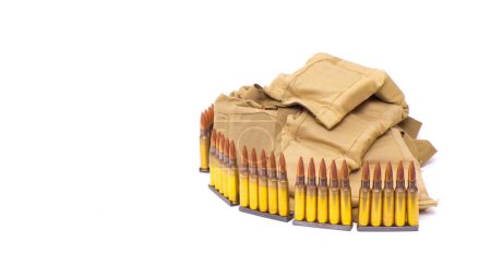 Foto de Clips y bandoleras de munición militar con espacio para copias - Imagen libre de derechos