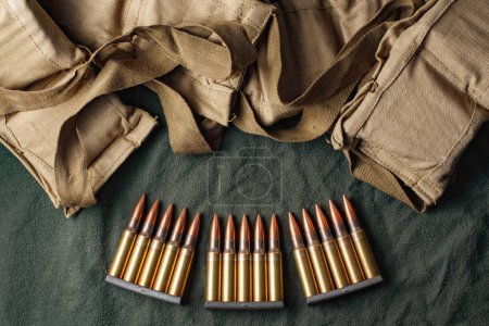 Foto de Pinzas de munición militar y bandoleros - Imagen libre de derechos