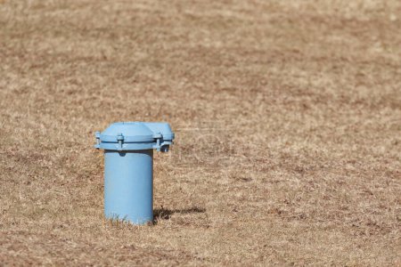 Foto de Tubo de pozo de agua azul y tapa durante las condiciones de sequía - Imagen libre de derechos