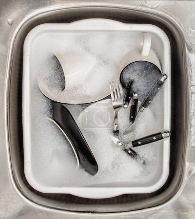 Foto de Platos sucios en fregadero de cocina listos para lavar - Imagen libre de derechos