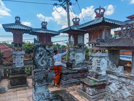 Téléchargez les photos : Temple balinais ou Sanggah est un lieu saint pour les familles hindoues à Bali, toujours complimente chaque cour de la maison et des bâtiments. - en image libre de droit