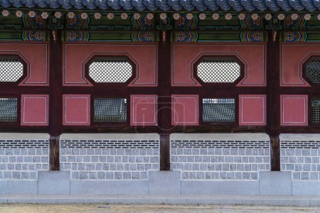 Téléchargez les photos : Le mur du palais Gyeongbok, un palais traditionnel à Séoul - en image libre de droit