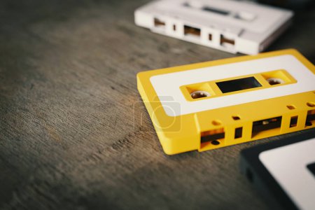 Foto de Primer plano de una cinta amarilla del cassette en un viejo piso de madera desgastado, representación 3d - Imagen libre de derechos