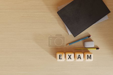 Foto de Vista superior de fondo con un libro, lápiz y borrador en un escritorio y un cubo de madera con la palabra EXAM escrita en él. renderizado 3d - Imagen libre de derechos