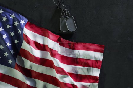 Foto de Fondo concepto del Día de los Caídos con una fila de números militares sin nombre junto a una bandera estadounidense. renderizado 3d - Imagen libre de derechos