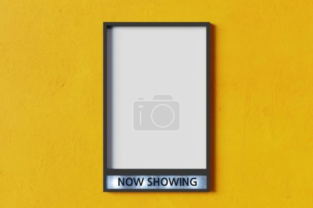 Foto de Ahora mostrando la maqueta del póster de la película en la pared amarilla, representación 3d - Imagen libre de derechos
