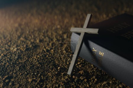 Téléchargez les photos : Une croix et une Bible couchées ensemble. Rendu 3d - en image libre de droit