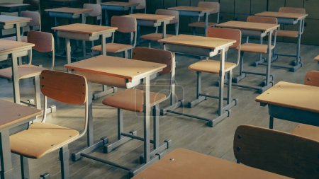 Bureaux et chaises de classe vides de l'école, rendu 3D