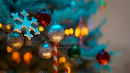 Téléchargez les photos : Arbre de Noël fond gros plan avec plusieurs décorations, rendu 3d - en image libre de droit