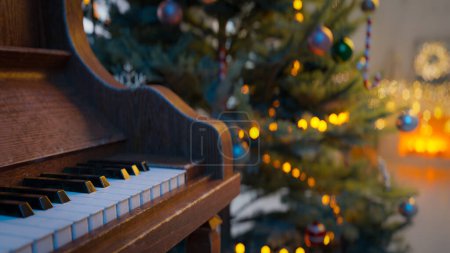 Foto de Un fondo con un árbol de Navidad y piano, 3d renderizado - Imagen libre de derechos