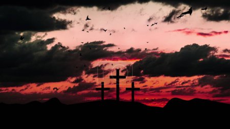 Foto de Puesta de sol y tres cruces en la cima de la montaña. Las aves vuelan alrededor de las cruces. - Imagen libre de derechos