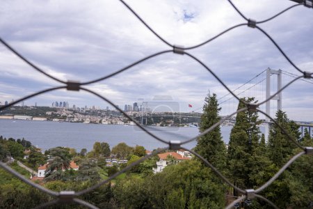 Foto de Paisaje de Estambul y Bósforo detrás de la valla metálica, puente del Bósforo, vista al Parque Nacional Nakkastepe, perspectiva diferente e inusual, enfoque selectivo - Imagen libre de derechos