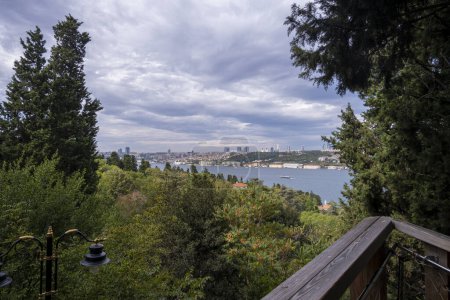 Foto de Nakkastepe jardín nacional vista terraza de viaje, Estambul paisaje y el Bósforo, cielo nublado, árboles de gran angular y ciudad - Imagen libre de derechos