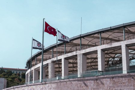 Foto de Estadio Vodafone Park con bandera turca, estadio Besiktas Football Club en Estambul, viaje en Estambul, concepto de estructura deportiva: Besiktas, Estambul, Turquía - 15 de septiembre de 2022 - Imagen libre de derechos