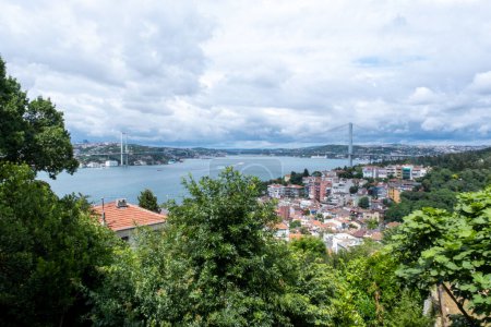 Istanbul Bosporus Brücke mit Marmarameer vom Fethi Pascha Hain, Meer mit Gebäuden, bewölktes Wetter, blaues Meer und Schiffe mit Bosporus Brücke, Stadtansichten in Istanbul, schöne Landschaft