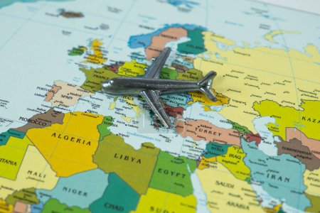 Miniatur-Passagierflugzeug nach Spanien, Flugzeug auf Europakarte, Lufttransportkonzept, internationaler Transport
