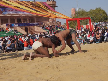 Foto de Bikaner Rajasthan, India: 14 de enero de 2018 La tradicional competencia de lucha libre también conocida como kushti en la India en el festival Bikaner. - Imagen libre de derechos