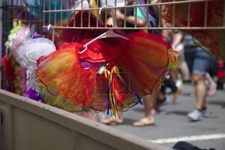 Téléchargez les photos : Tutus sur cintres à gay pride parade à San Francisco 2015. - en image libre de droit