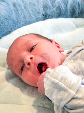 Ein wunderschönes Porträt eines neugeborenen Jungen. Dieses Foto wurde nur Stunden nach der Geburt aufgenommen