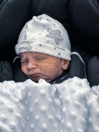 Ein wunderschönes Porträt eines neugeborenen Jungen. Dieses Foto wurde nur Stunden nach der Geburt aufgenommen