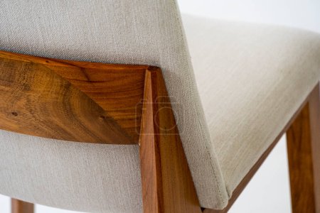 Foto de El detalle de la junta de madera encolada de la pata de la silla. Material utilizado para el taburete es madera de cerezo sin tratar con un acabado lijado - Imagen libre de derechos