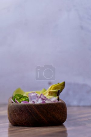 Foto de Cebolla picada para plato con carne en su jugo, con aguacate y chile verde crudo, mexicano latinoamericano - Imagen libre de derechos