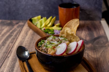 Foto de Cebolla picada para plato con carne en su jugo, con aguacate y chile verde crudo, mexicano latinoamericano - Imagen libre de derechos