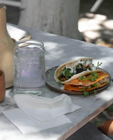 Foto de Quesadillas típicas de México rellenas de champiñones de mariscos, bebida refrescante con hielo, mexico latin america - Imagen libre de derechos