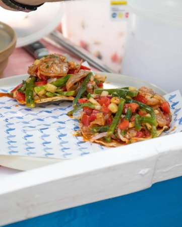 Foto de Tostadas con mariscos, nopales y maíz, comida típica mexicana, comida fresca mexicana latina - Imagen libre de derechos