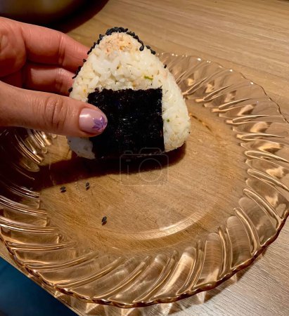 Téléchargez les photos : Nigiri, riz japonais et algues farcies au thon naturel, sur plaque de verre en bois, Mexique Amérique latine - en image libre de droit