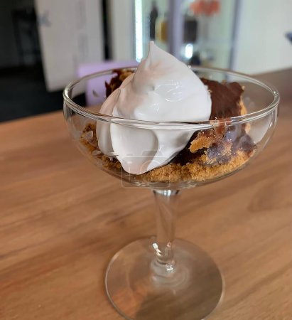 Téléchargez les photos : Dessert dulce de nieve au chocolat et pain, servi dans une tasse en cristal sur une table en bois, Mexique Amérique latine - en image libre de droit