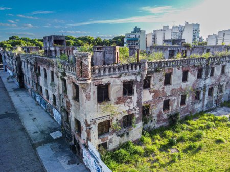 Foto de Esquina del histórico y abandonado Carcel de Caseros y vista de la torre de guardia - Imagen libre de derechos